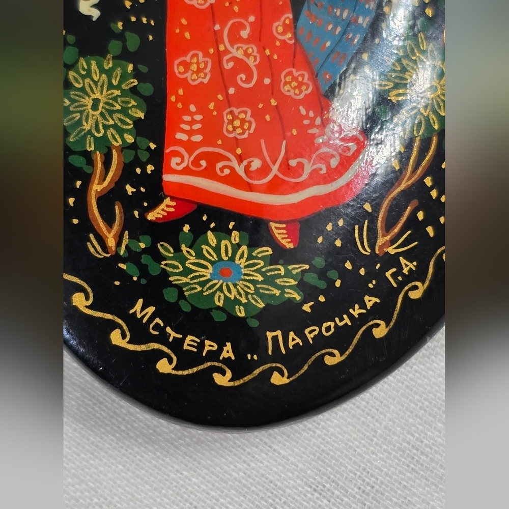 Vintage Handpainted Russian Black Lacquered Folklore Courting Couple Wood Brooch - Picture 8 of 9